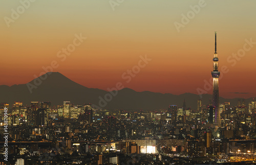東京都市風景　夕焼け　トワイライトの富士山と東京スカイツリーと都心全景