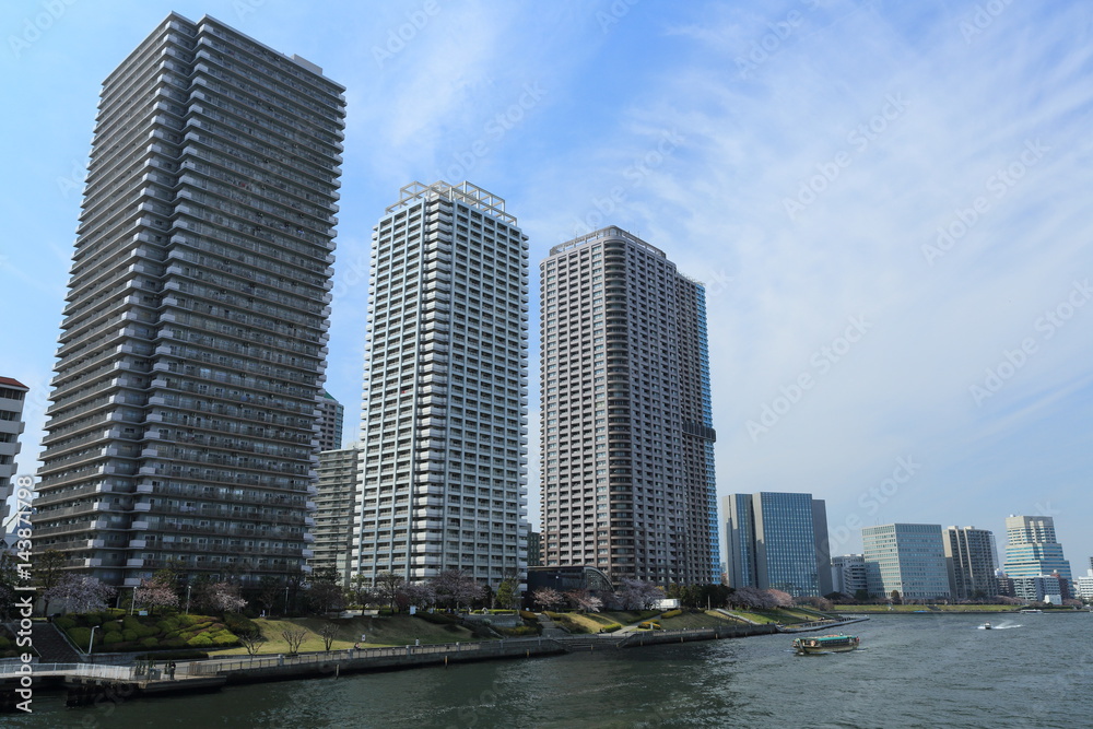 隅田川沿いに建ち並ぶタワーマンション