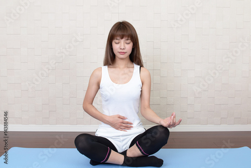 瞑想をする女性 