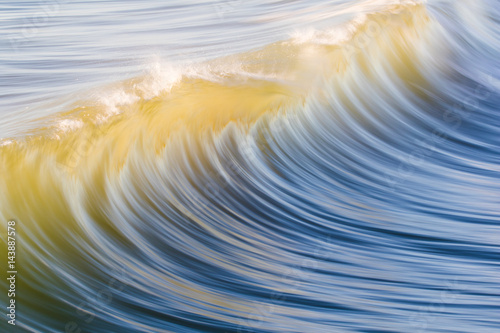 Tableau sur toile Epic waves crashing on the ocean along the coast of south africa