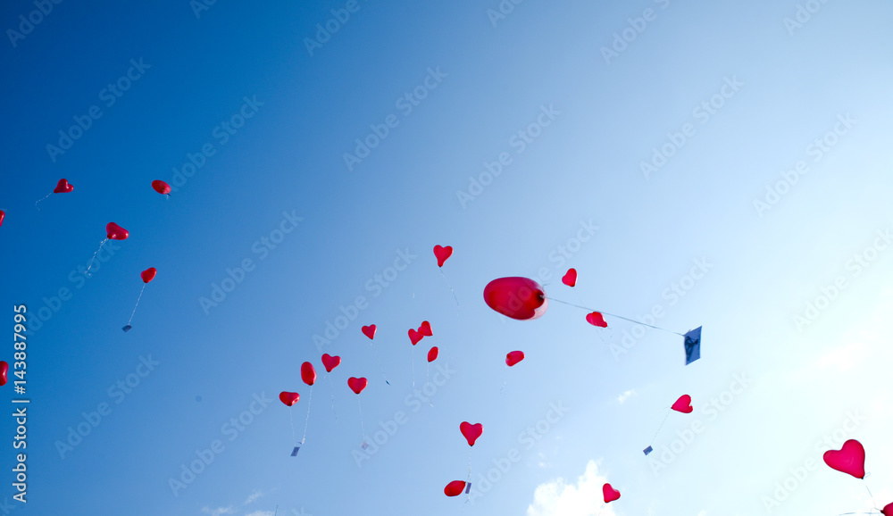 Himmel mit Luftballons in Herzform Himmel mit Luftballons in Herzform