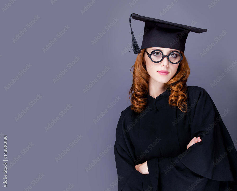 Φωτογραφία photo of beautiful young alumnus in black suit on the wonderful grey studio back