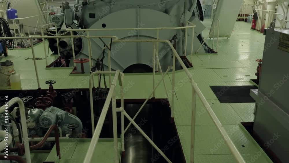 Propeller shaft and engine of vessel Propeller shaft and engine of vessel