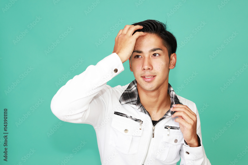 ヘアーセットをしている男性 ヘアーセットをしている男性