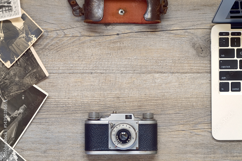 Vecchia macchina fotografica con fotografie cartacee e computer su tavolo  di legno rustico. Progresso della fotografia da analogico a digitale Stock  Photo | Adobe Stock