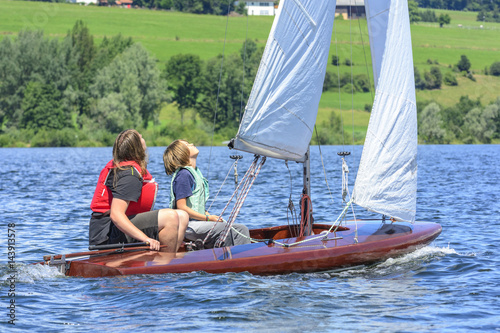 Teenager-Crew auf einem Segelboot 