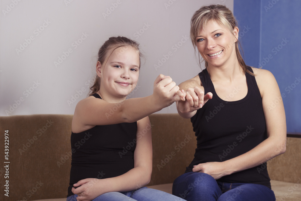 Mother and daughter are happy in reconciliation and promise not to swear at each other Mother and daughter are happy in reconciliation and promise not to swear at each other