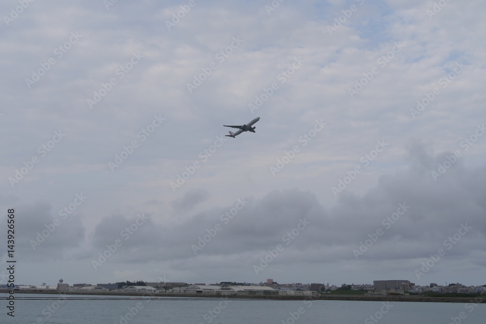 沖縄の海と空と飛行機 沖縄の海と空と飛行機