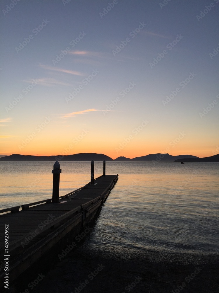 Obraz premium Dock View Sunset over the Lake