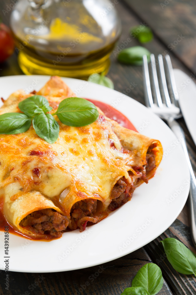 Cannelloni with meat and cheese