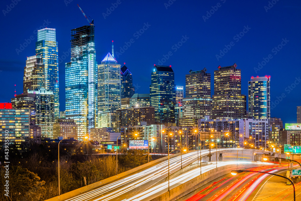 Fototapeta premium The Schuylkill Expressway and skyline at night in Philadelphia, Pennsylvania.