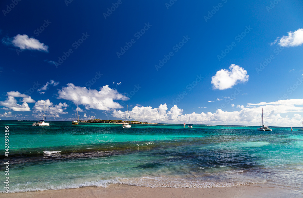 Schöne blau Lagune auf Saint Martin. Kleine Antillen. Karibisches  Meer.