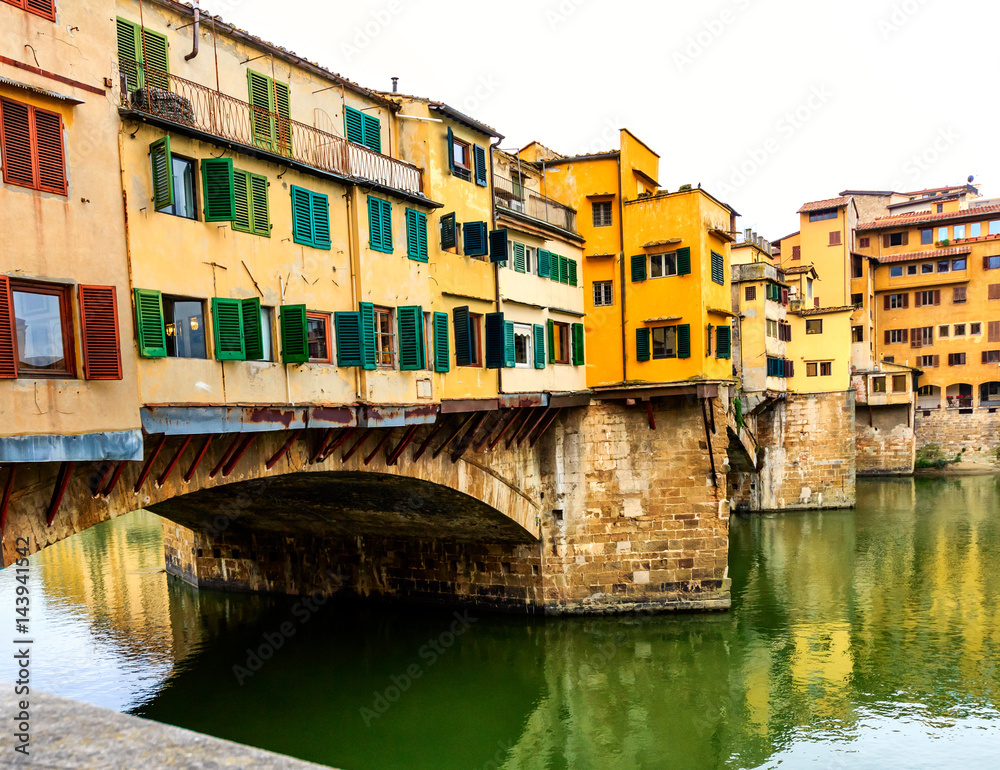 Der Ponte Vecchio ist die älteste Brücke über den Arno in der italienischen Stadt Florenz