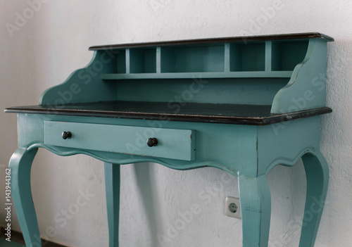 Obraz na płótnie Blue vintage table of drawers stands near white wall w salonie