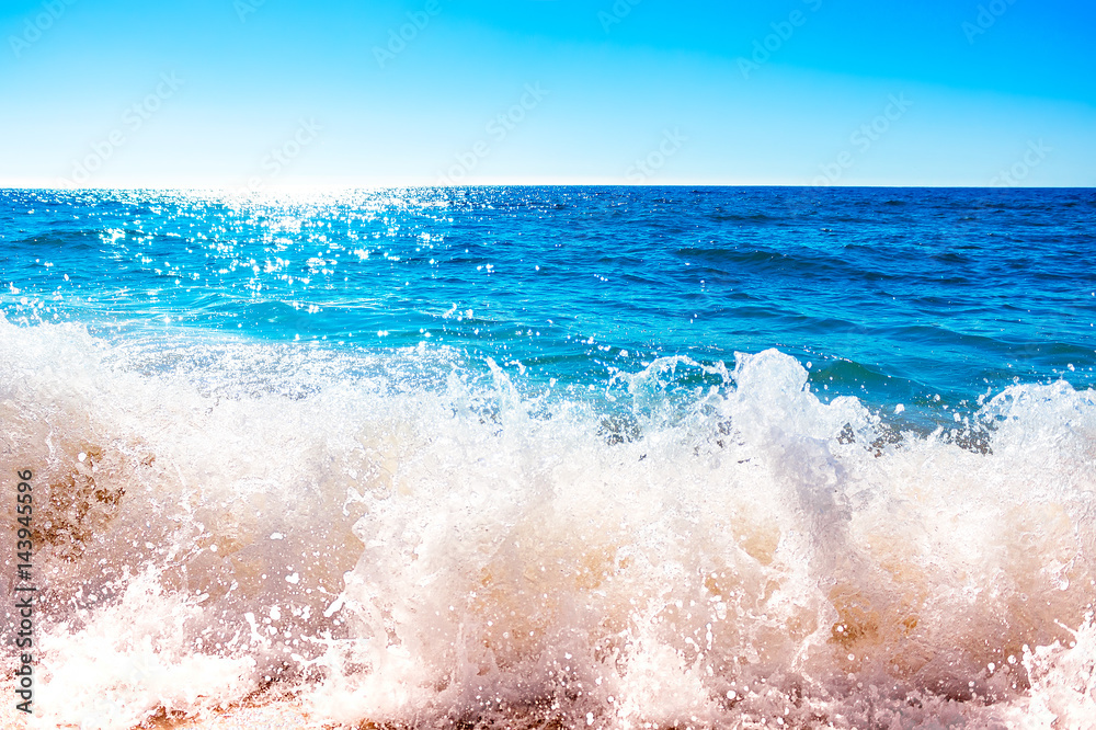 Fototapeta premium Splashing wave on the ocean