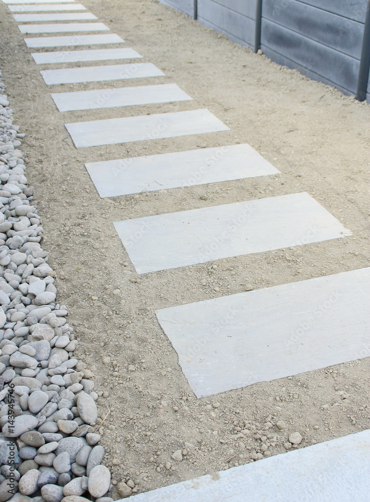 Obraz premium allée en dalles de pierres dans le jardin ,aménagement