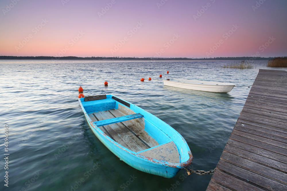 Frühlingsmorgen am See, Boote am Steg