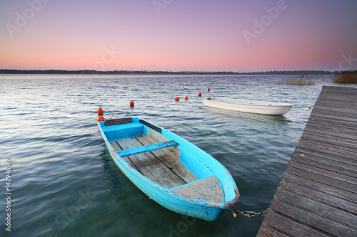 Fr  hlingsmorgen am See  Boote am Steg