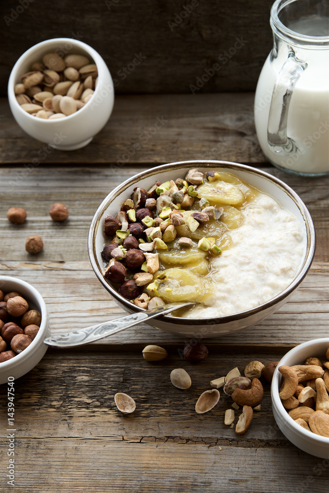 Oatmeal with caramelized bananas and nuts. The concept of healthy breakfast
Oatmeal with caramelized bananas and nuts. The concept of healthy breakfast