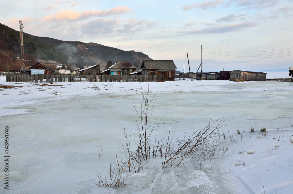 Поселок Большие Коты на берегу Байкала зимним вечером