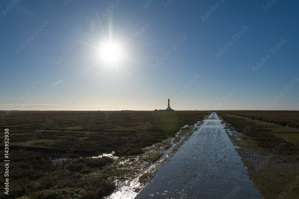 Sonne und Leuchtturm im Winter Landschaft
