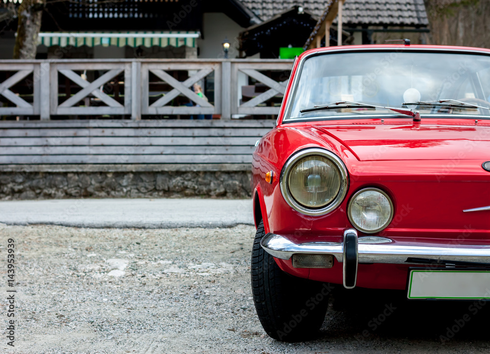 Obraz czerwony retro samochód na wsi