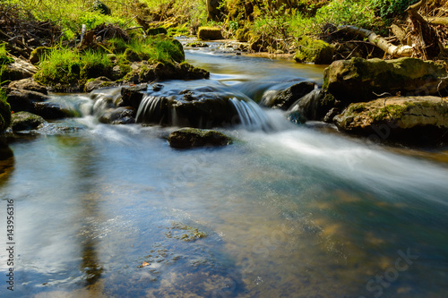 Fototapeta Naklejka Na Ścianę i Meble -  Bach und Fluss mit kleinem Wasserfall