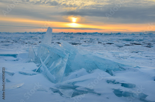 Озеро Байкал. Ледяные торосы в лучах восходящего солнца в районе мыса Кадильный