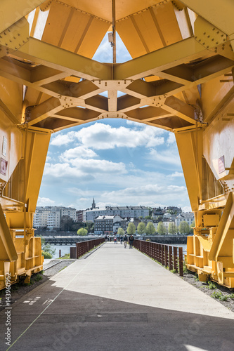 Sous la grue titan jaune de Nantes (France)