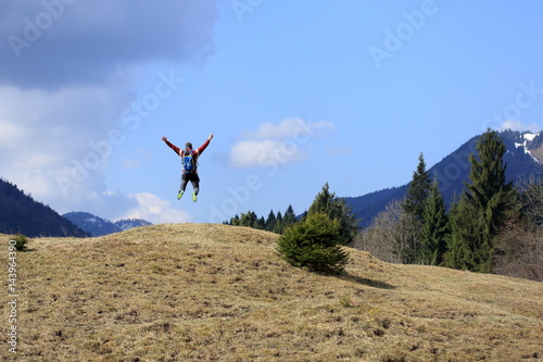 Wanderer hüpft vor Freude
