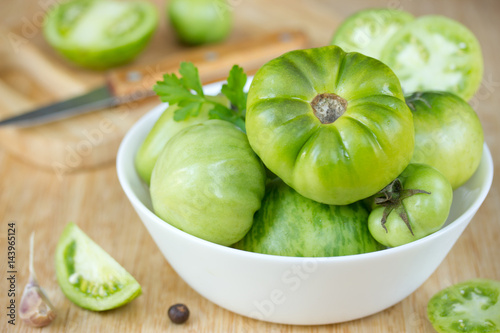 Green tomatoes in bowl