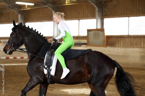 Mädchen sitzt auf Rücken eines Pferdes