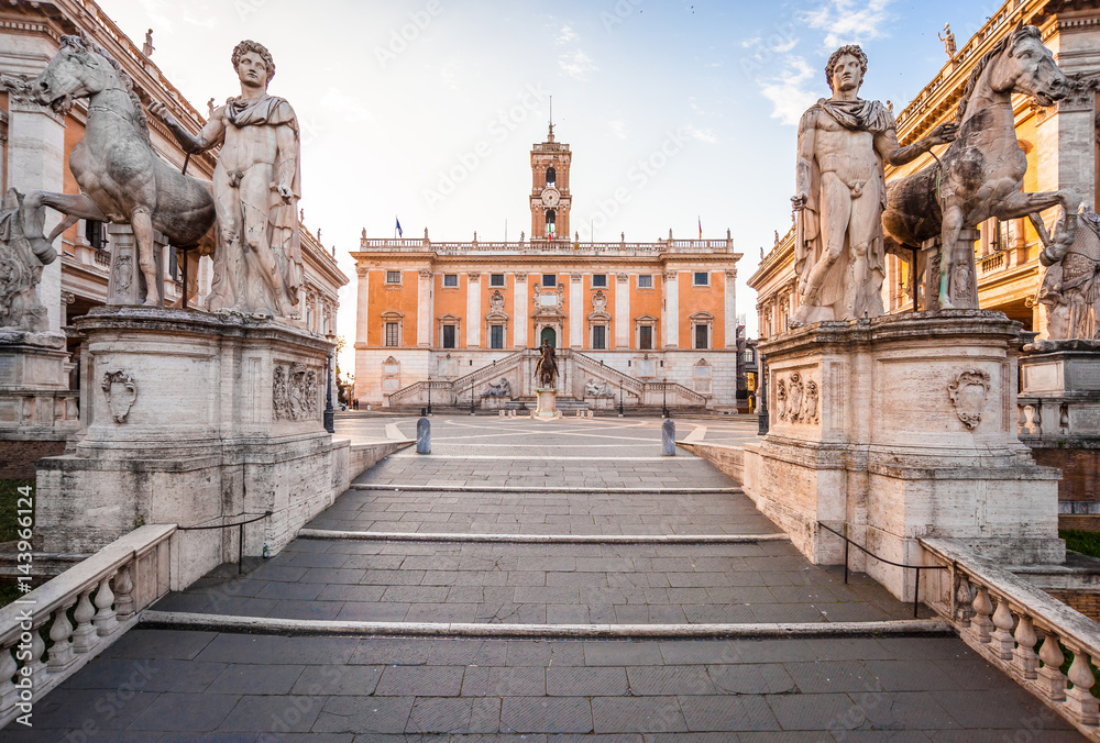 Obraz premium Capitolium Hill (Piazza del Campidoglio) w Rzymie, Włochy. Architektura Rzymu i punkt orientacyjny. Rzym Capitolium to jedna z głównych atrakcji Rzymu, zaprojektowana przez Michała Anioła
