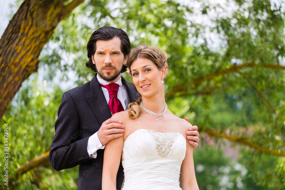 Hochzeit Braut und Bräutigam draußen im Park, der Bräutigam umarmt die Braut Hochzeit Braut und Bräutigam draußen im Park, der Bräutigam umarmt die Braut