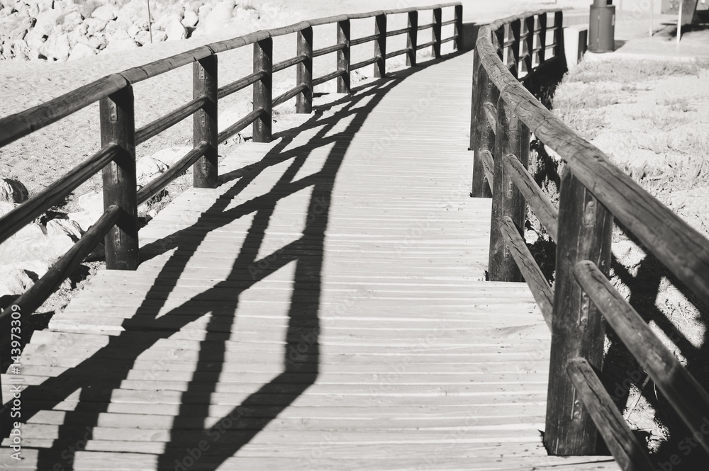 Obraz premium Beautiful sunny holiday travel seascape, wooden bridge on sandy beach outdoors background