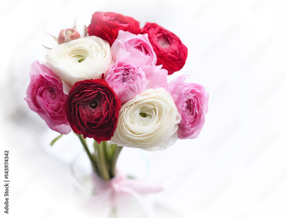 Красные,белые и розовые цветы ранункулюса в букете.