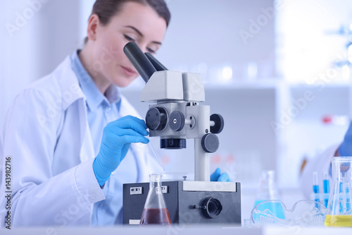 Female scientist working at laboratory © Africa Studio