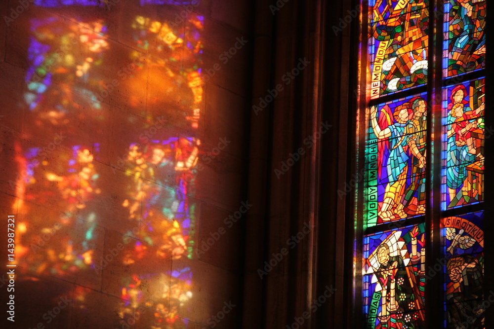 Obraz premium reflection of stained glass on the wall