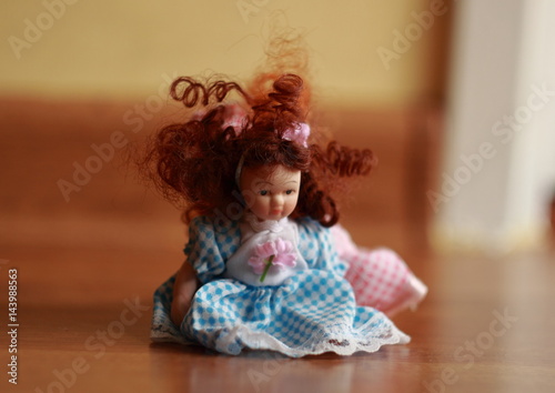 Lalka z rudymi kręconymi włosami