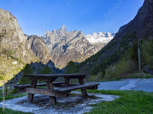 Tavolo da picnic nelle alpi photo