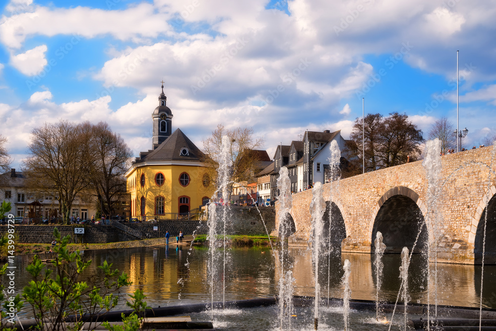 Blick auf die alte Lahnbrücke in Wetzlar mit Wasserfontänen im Vordergrund