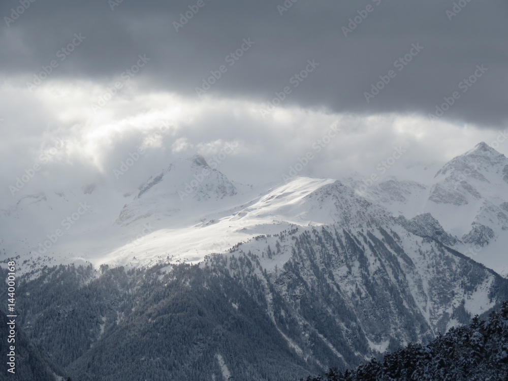 Auvergne-Rhône-alpes - Savoie - Aussois - Éclaircie sur les montagnes enneigées par temps gris