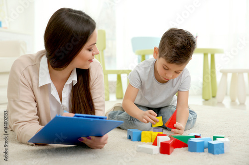 Young child psychologist wo...