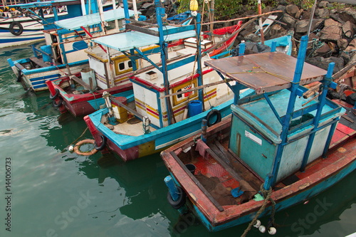Fischerboote im Hafen von Mirissa auf Sri Lanka © kstipek