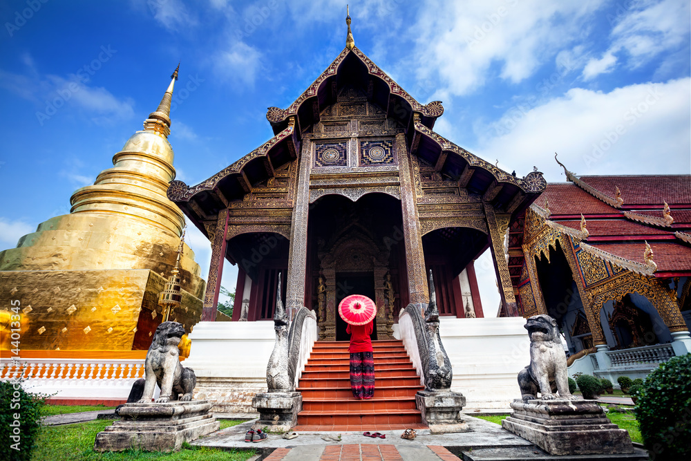 Φωτογραφία Woman near old Temple in Thailand