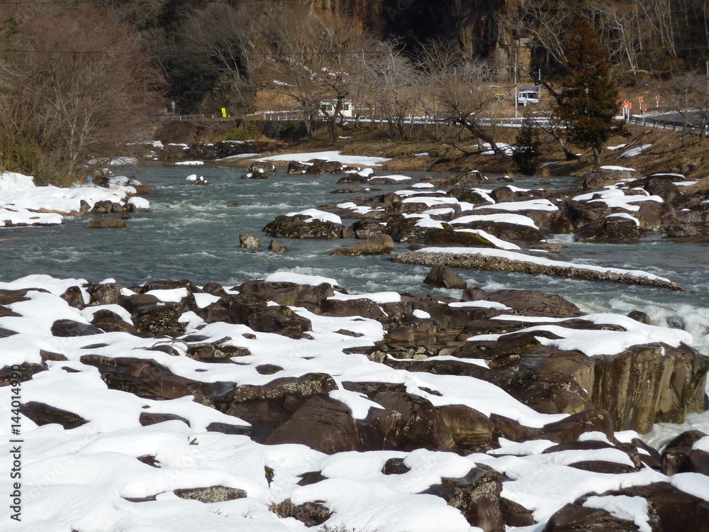 残雪の厳美渓(岩手県)