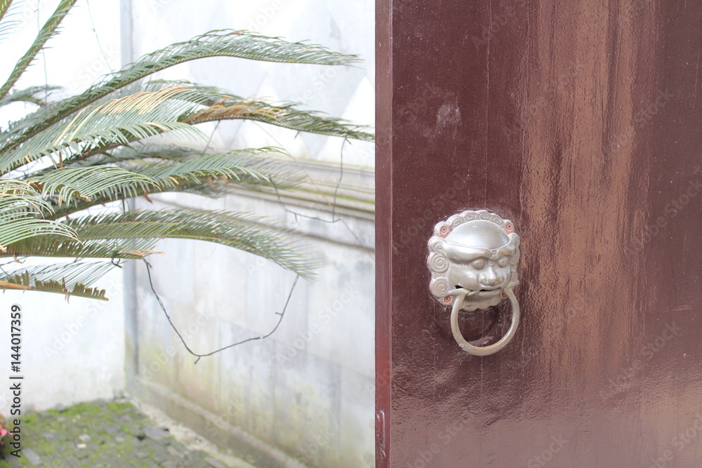 Φωτογραφία Traditional Chinese Wooden Door and Knocker in Zhouzhuang Jiagusu China Asia