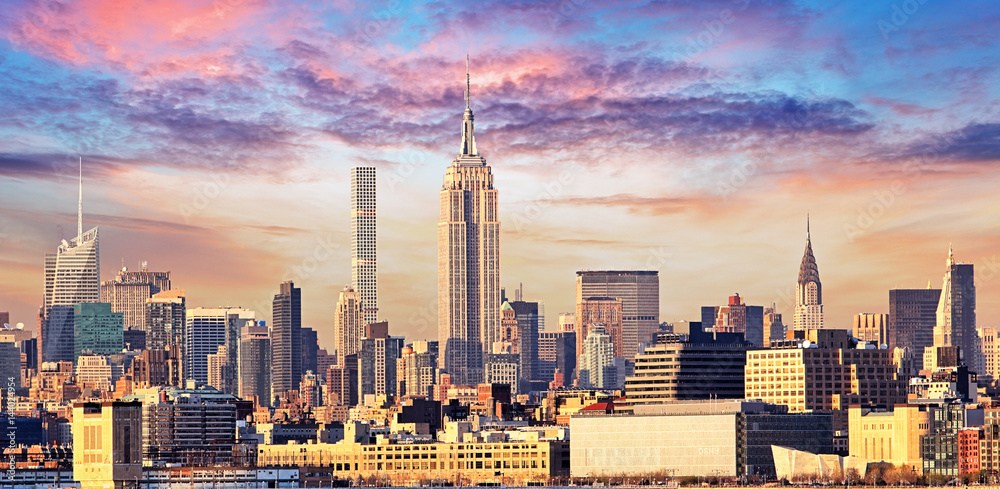 Obraz premium Manhattan Skyline z Empire State Building nad rzeką Hudson w Nowym Jorku