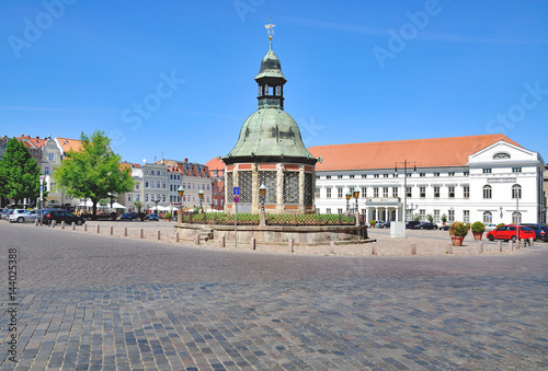 der Marktplatz von Wismar mit Rathaus und Wasserkunst,Mecklenburg-Vorpommern,Deutschland