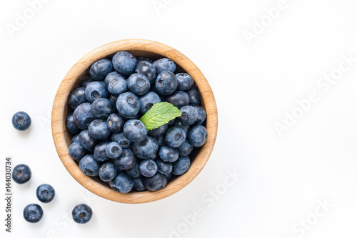 Canvas Print Bowl of fresh blueberries isolated on white, top view copy space